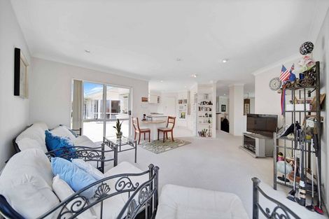 Photo of property in 11 Perotti Place, Conifer Grove, Takanini, 2112