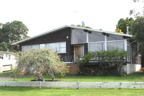 Photo of property in 38 Thornlow Street, Glendene, Auckland, 0602