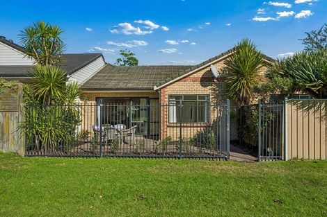 Photo of property in 8/9-13 Fields Parade, Oteha, Auckland, 0632