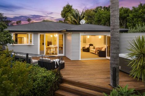 Photo of property in 12 Deane Avenue, Titirangi, Auckland, 0604