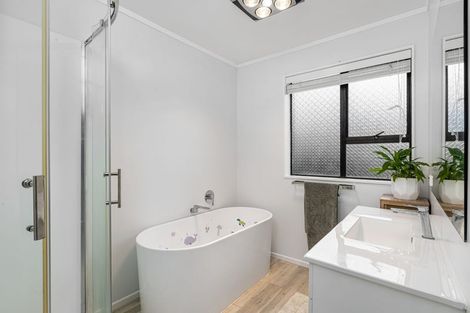 Photo of property in 9 Pohutukawa Avenue, Red Beach, 0932