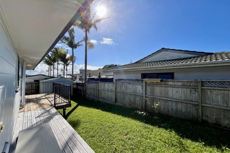 Photo of property in 2/2 Sevilla Place, Unsworth Heights, Auckland, 0632