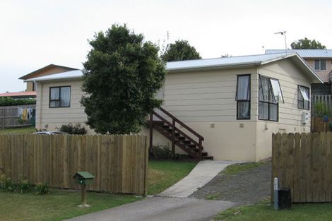 Photo of property in 2 Louise Place, West Harbour, Auckland, 0618