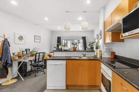 Photo of property in 20/3 Kelvin Grove, Te Aro, Wellington, 6011