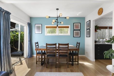 Photo of property in 25 Marine Parade, Eastbourne, Lower Hutt, 5013