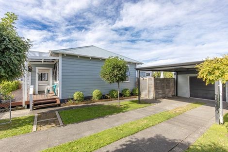 Photo of property in 13 Waverley Street, Waipawa, 4210