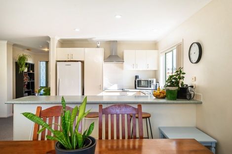 Photo of property in 15 Hercules Drive, Henderson, Auckland, 0612