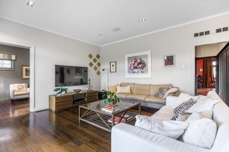 Photo of property in 1 Maungakiekie Avenue, Greenlane, Auckland, 1051