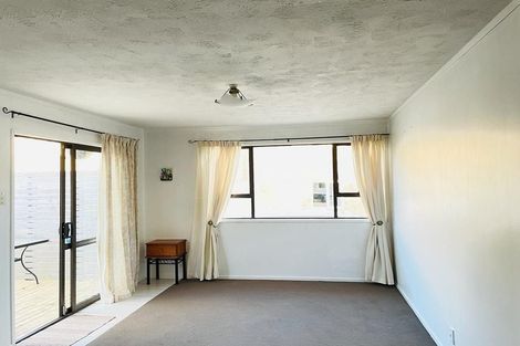 Photo of property in 9 Humphrey Kemp Avenue, Henderson, Auckland, 0612