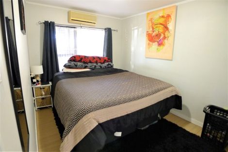 Photo of property in 2/23 Flaunty Place, West Harbour, Auckland, 0618