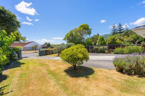 Photo of property in 24 Rewarewa Crescent, Waikanae, 5036