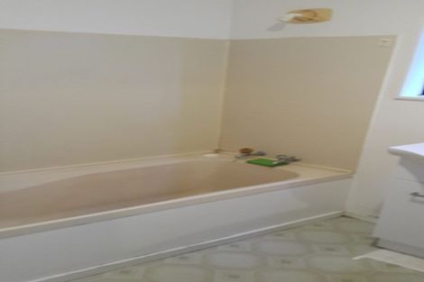 Photo of property in 2/523 Glenfield Road, Glenfield, Auckland, 0629