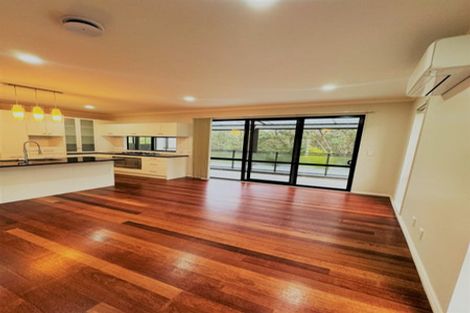 Photo of property in 21 Springvale Drive, Fairview Heights, Auckland, 0632