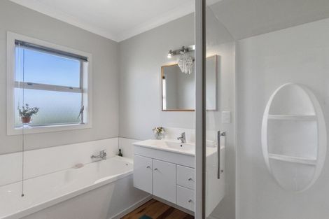 Photo of property in 16 Kingsley Street, St Andrews, Hamilton, 3200