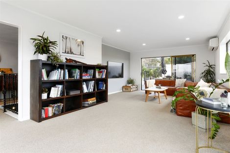 Photo of property in 8 Higham Ferrers Place, Red Beach, 0932