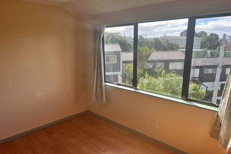 Photo of property in 2/491 Glenfield Road, Glenfield, Auckland, 0629