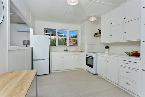 Photo of property in 50 Pupuke Road, Hillcrest, Auckland, 0627