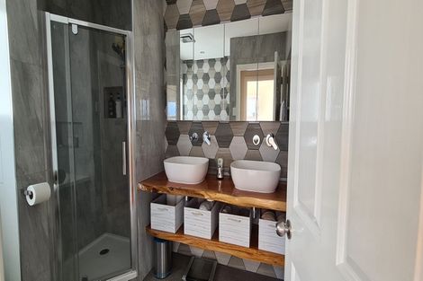 Photo of property in 2/100 Manuka Road, Bayview, Auckland, 0629