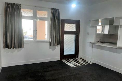 Photo of property in Devonport Apartments, 33/127 Saint Aubyn Street, New Plymouth, 4310