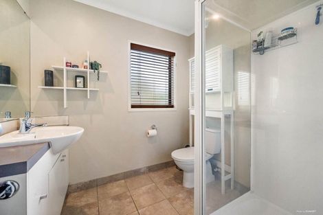 Photo of property in 8 Seamount Drive, Red Beach, 0932