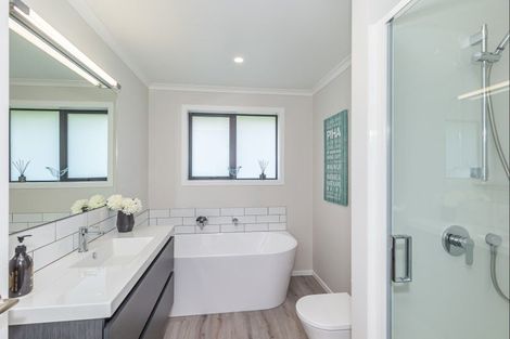 Photo of property in 33 Ohau Terraces, Ohau, 5570