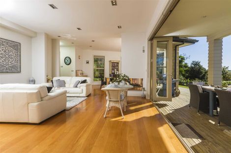 Photo of property in 121 Wade River Road, Stanmore Bay, Whangaparaoa, 0932
