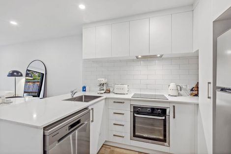 Photo of property in 33 Tokai Place, Glen Eden, 0602