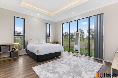 Photo of property in 2 Poutawa Lane, Clarks Beach, 2122