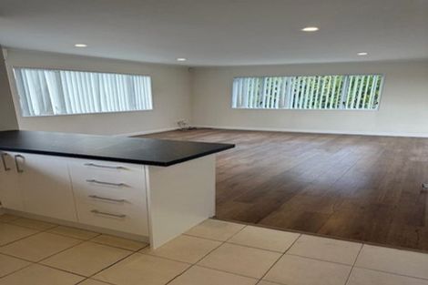 Photo of property in 1/9 Santiago Crescent, Unsworth Heights, Auckland, 0632