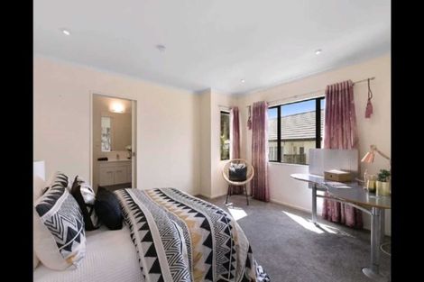 Photo of property in 67 Dress Circle, Newlands, Wellington, 6037