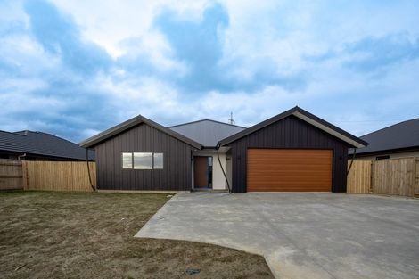 Photo of property in 44 Sardinia Grove, Fitzherbert, Palmerston North, 4410