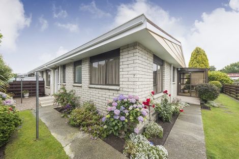 Photo of property in 6 Chertsey Court, Roslyn, Palmerston North, 4414