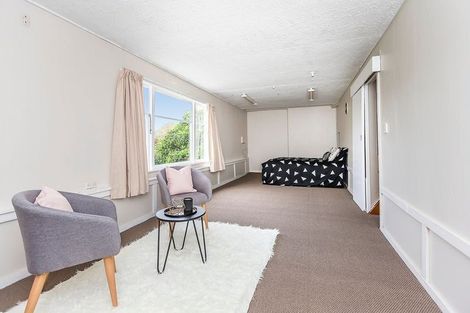 Photo of property in 135 Ruskin Road, Newlands, Wellington, 6037