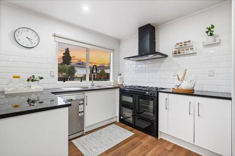 Photo of property in 70 Harmel Road, Glendene, Auckland, 0602
