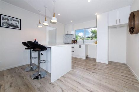 Photo of property in 2/4210a Great North Road, Glendene, Auckland, 0602