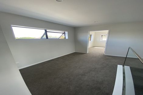 Photo of property in 32a Tupaki Place, Pakuranga Heights, Auckland, 2010