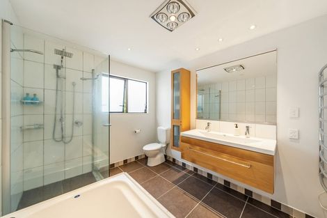 Photo of property in 33 Oak Avenue, Paremata, Porirua, 5024