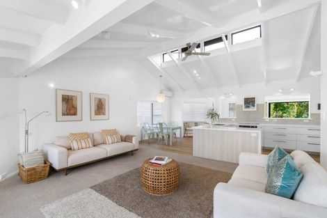 Photo of property in 19 Zita Avenue, Matakatia, Whangaparaoa, 0930