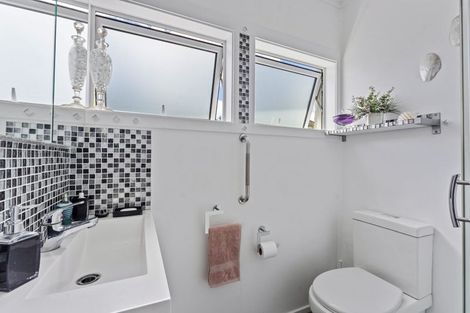 Photo of property in 1/4a Dallinghoe Crescent, Milford, Auckland, 0620