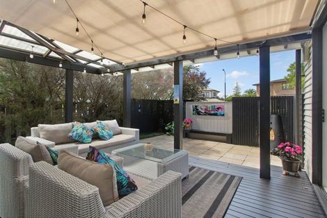 Photo of property in 22 Midhurst Avenue, Henderson, Auckland, 0612