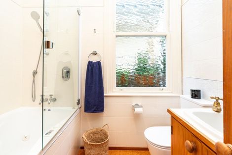 Photo of property in 16 Mariri Road, Kelburn, Wellington, 6012