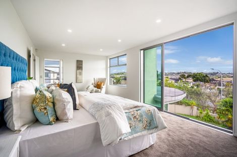 Photo of property in 90 Medallion Drive, Oteha, Auckland, 0632