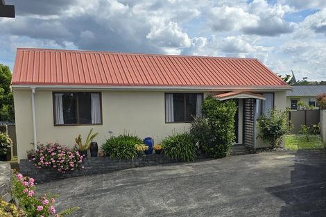 Photo of property in 30 Tupaki Place, Pakuranga Heights, Auckland, 2010