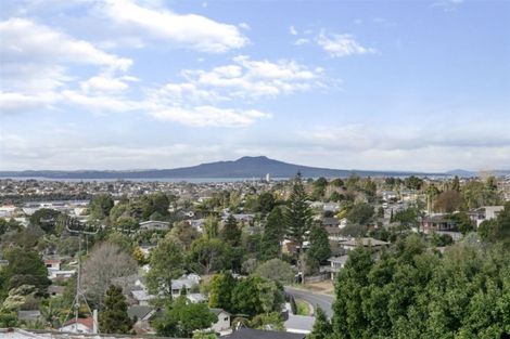 Photo of property in 603 Glenfield Road, Totara Vale, Auckland, 0629