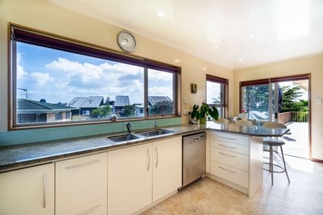 Photo of property in 15 Colin Wild Place, Glenfield, Auckland, 0629
