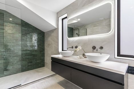 Photo of property in 1 The Crest, Sunnyhills, 2010