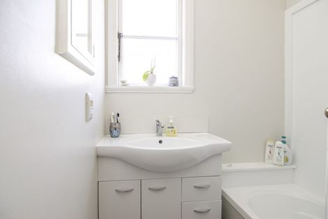 Photo of property in 25 Ihle Street, Terrace End, Palmerston North, 4410