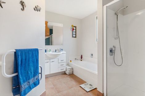 Photo of property in 16 View Ridge Drive, Ranui, Auckland, 0612