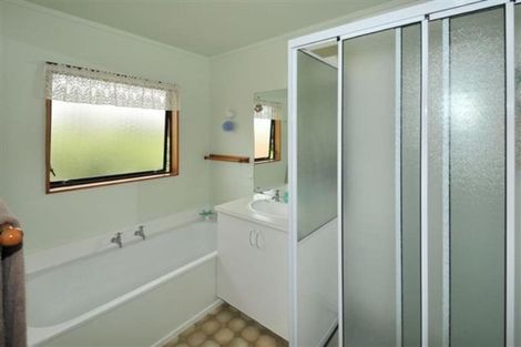 Photo of property in 2/19 Greenvalley Rise, Glenfield, Auckland, 0629