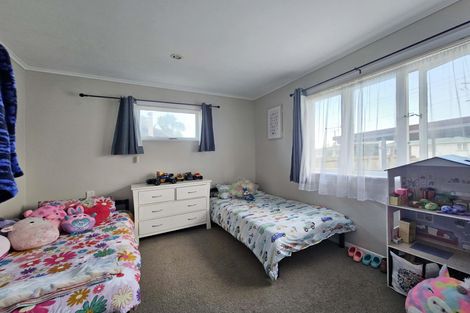 Photo of property in 24 Sutton Crescent, Papakura, 2110
